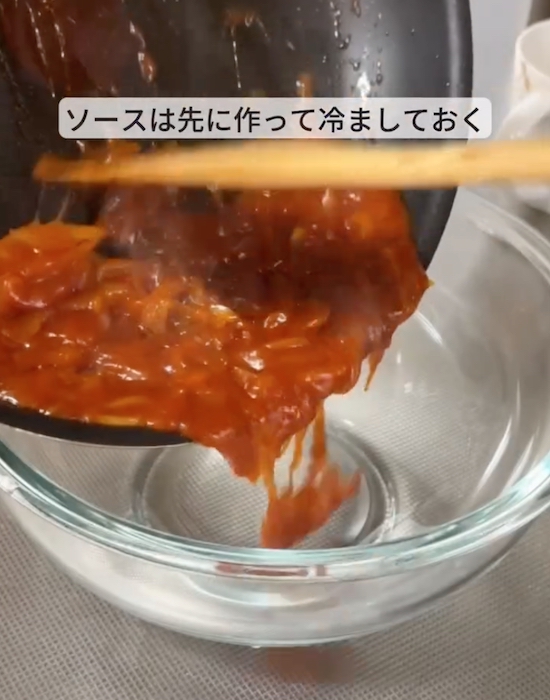 パスタソースをボウルに移している様子
