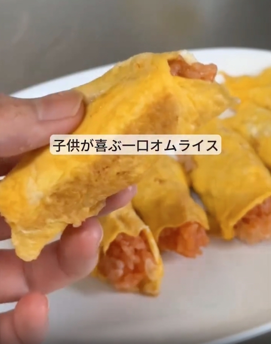 完成したひと口オムライスを手にしている様子