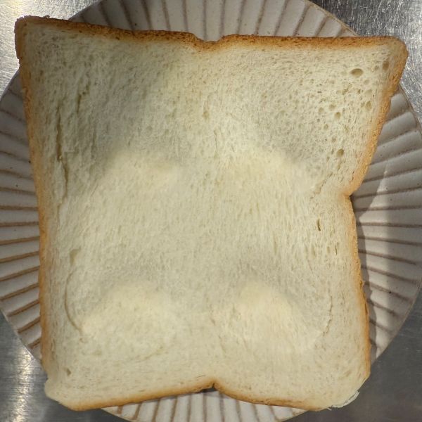 食パンにハートの形を４つ作った様子