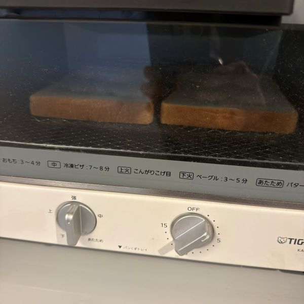 トースターで食パンを焼く様子