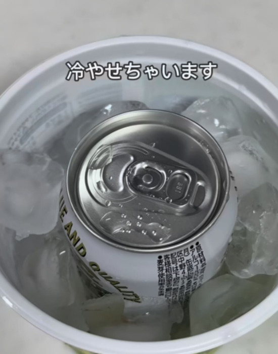 氷水の入ったボウルでビールの缶を冷やす様子