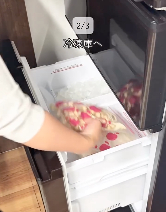 シメジが入ったジッパー付き保存袋を冷凍庫に入れている様子