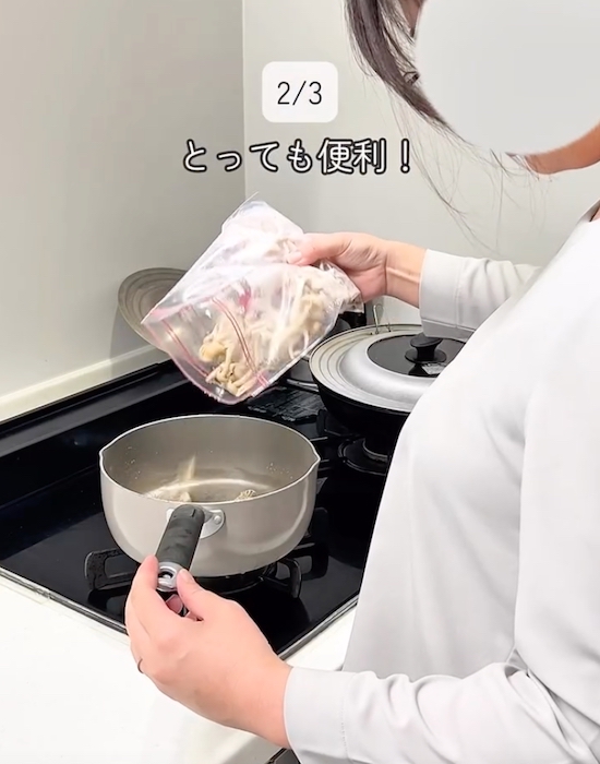 凍ったシメジを調理している様子