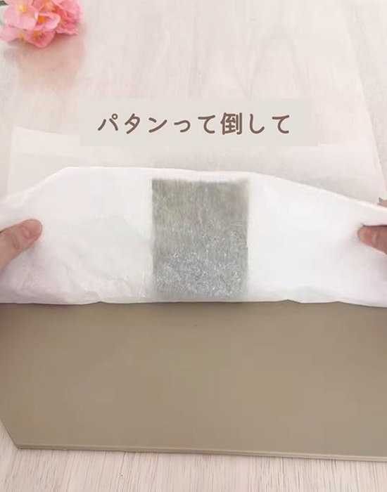 海苔のほうにおにぎりを倒す