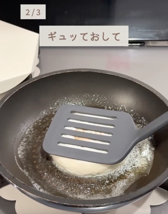 フライパンのあんまんをヘラでつぶす様子