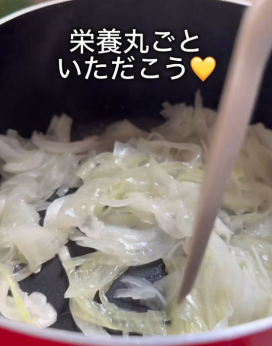 新タマネギを炒めている様子
