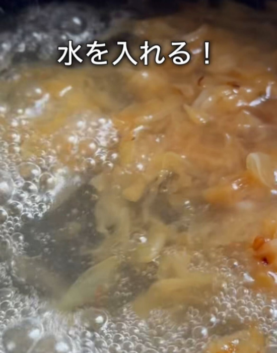あめ色になった新タマネギに水を加えている様子