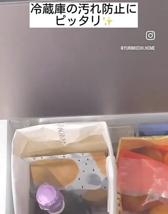 伸縮する紙袋の収納で整理された冷蔵庫内