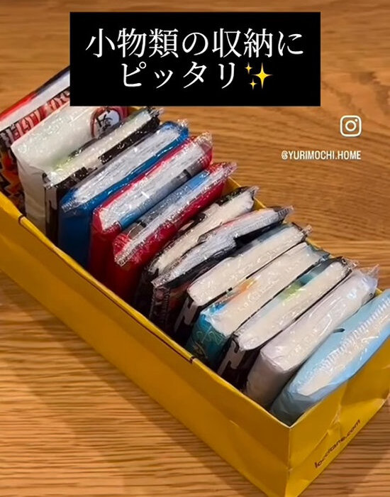 紙袋で作った収納にポケットティッシュを入れている様子