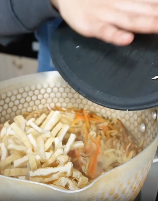 鍋で具材を煮る様子