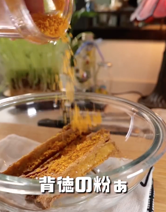 厚揚げにスナック菓子をまぶしている様子