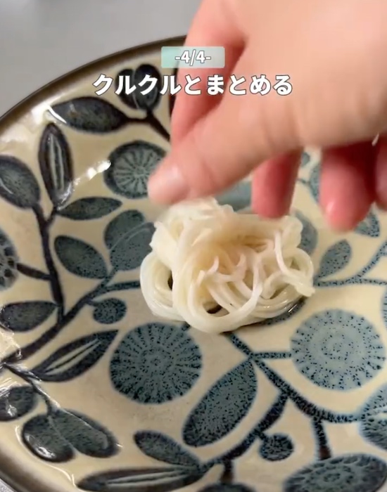 つまんだそうめんを巻いてお皿にのせる様子