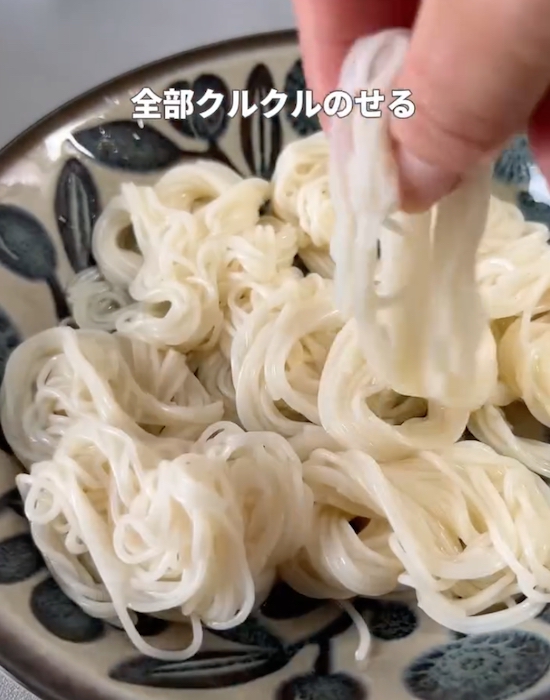 巻いたそうめんをお皿に置いていく様子