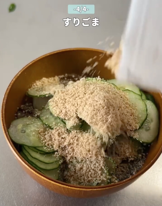 麺つゆの入った器にキュウリとすりゴマを入れる様子