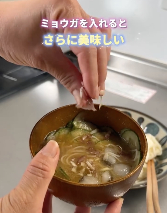 麺つゆにミョウガを加える様子