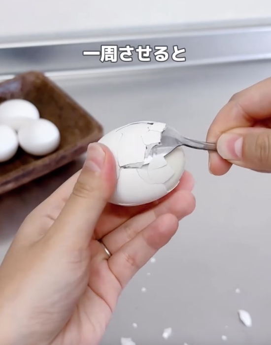 スプーンを差し込んで一周させる