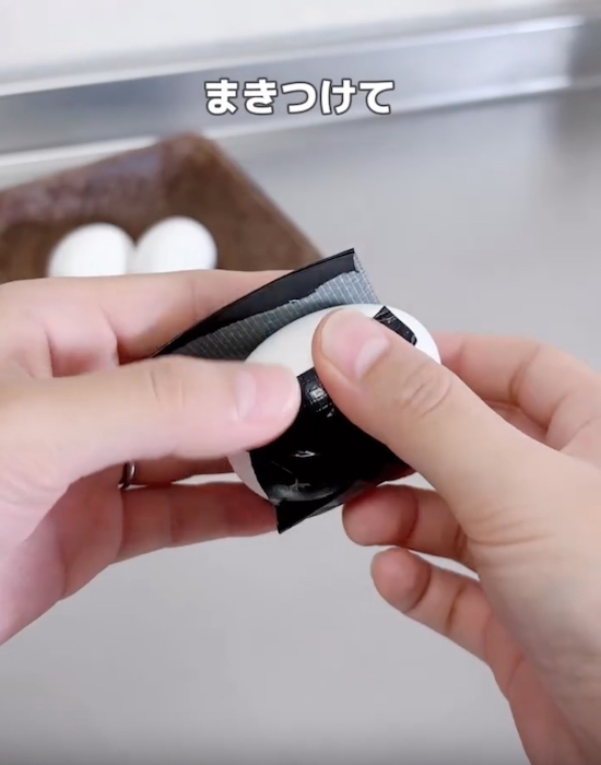ゆでたまごに巻き付ける