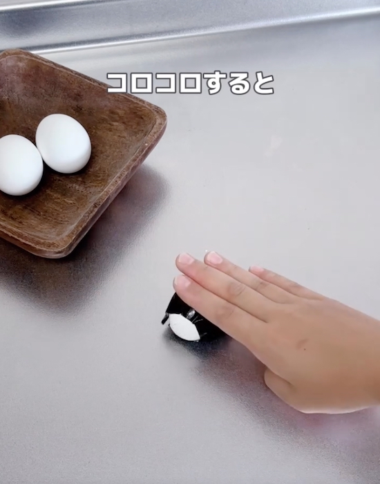 転がしてヒビを入れる