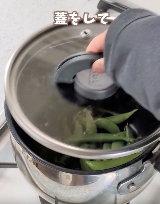 塩ひとつまみと少量の水を加えて蒸し焼き