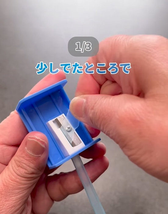 鉛筆削りからストローの先端が出てきている様子