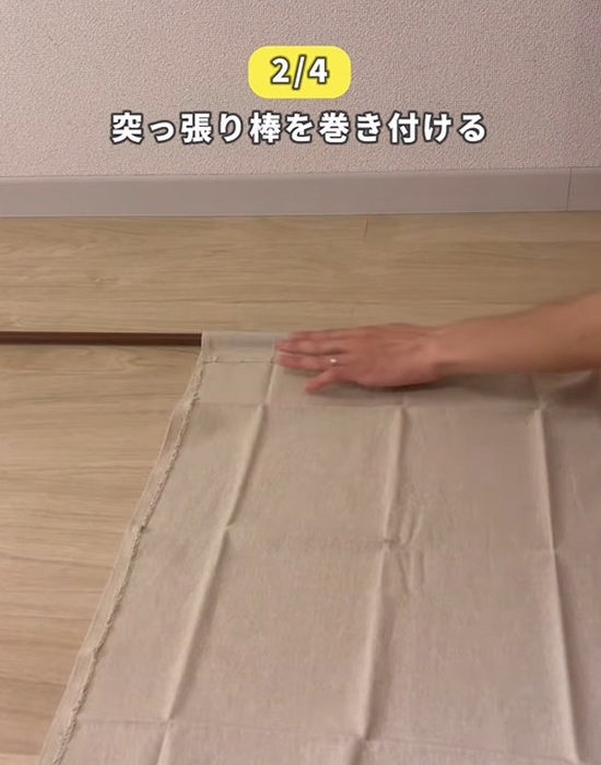 端切れに突っ張り棒を巻き付ける様子