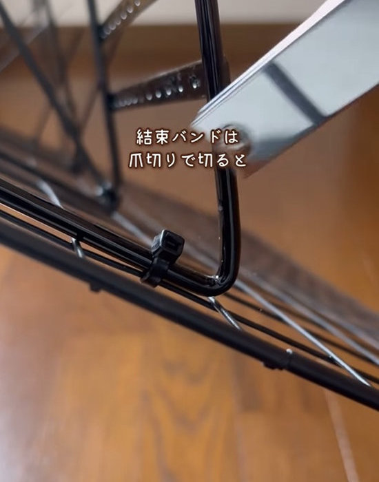 結束バンドの端を爪切りで切る