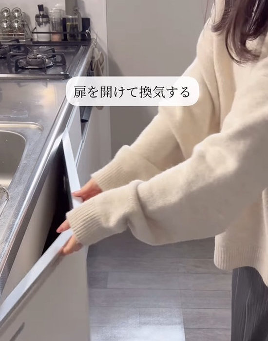 扉を開けて換気