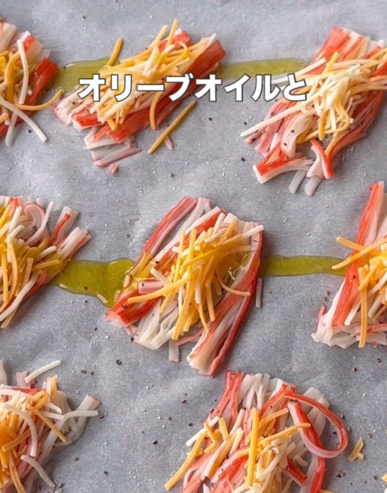 カニカマに味付けをしている様子