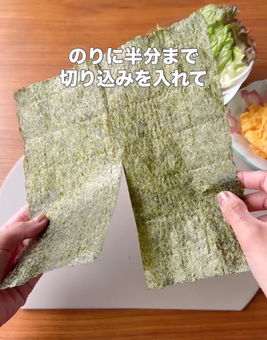 海苔を半分に切る様子