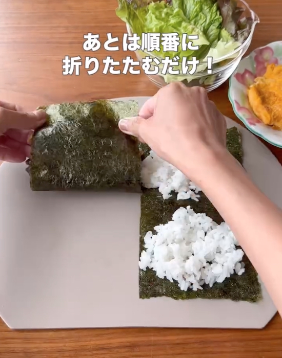 具材とごはんがのった海苔を折りたたむ様子