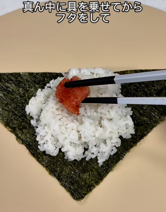 おにぎりの上に具を置いている様子