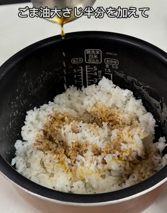 ご飯に味付けをしている様子