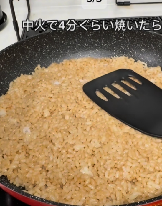 ご飯をフライパンで焼いている様子