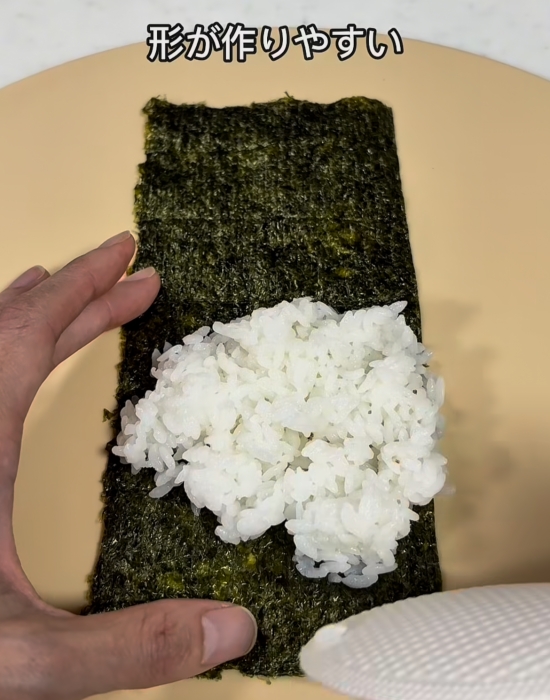 海苔の上にご飯を置いている様子