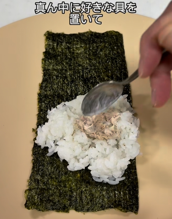 ご飯の上におにぎりの具をのせている様子