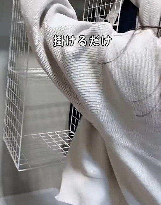 ワイヤーネットで作った棚をクローゼットにかける様子