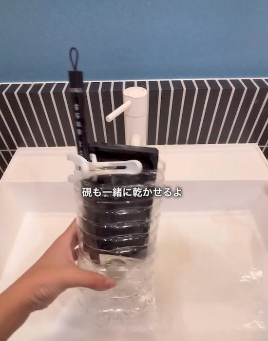 ペットボトルで筆を乾かしている様子