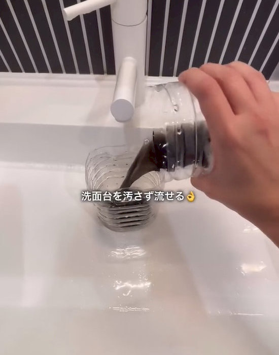 ペットボトルを使って筆の掃除をしている様子
