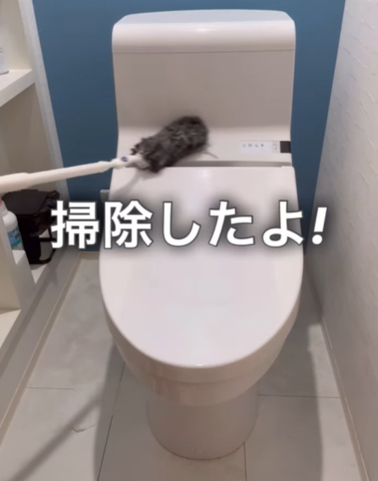 クイックルハンディでトイレの蓋を掃除する様子