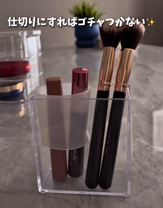マヨケチャホルダーでメイクブラシを収納している様子