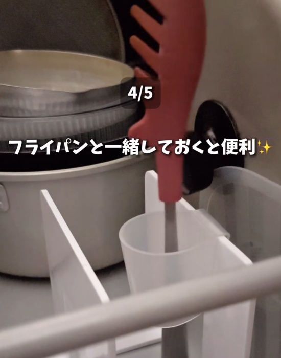 マヨケチャホルダーでトングを収納している様子