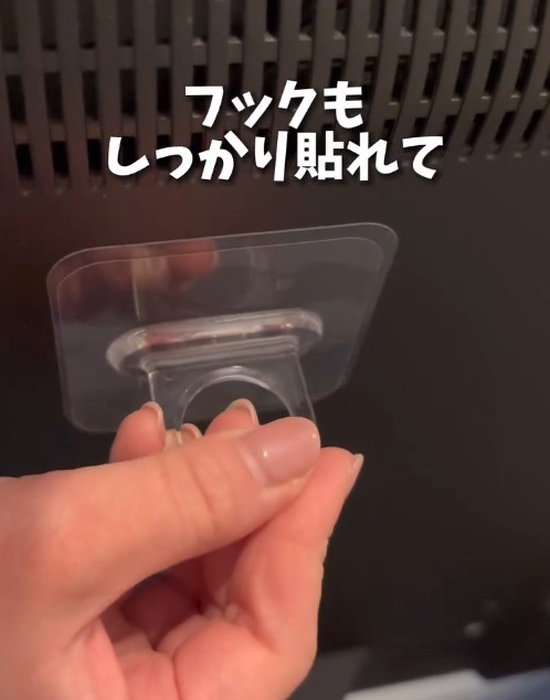 フィルムリングフックをテレビの裏に貼り付けている様子