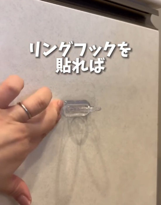 フィルムリングフックを貼り付けている様子