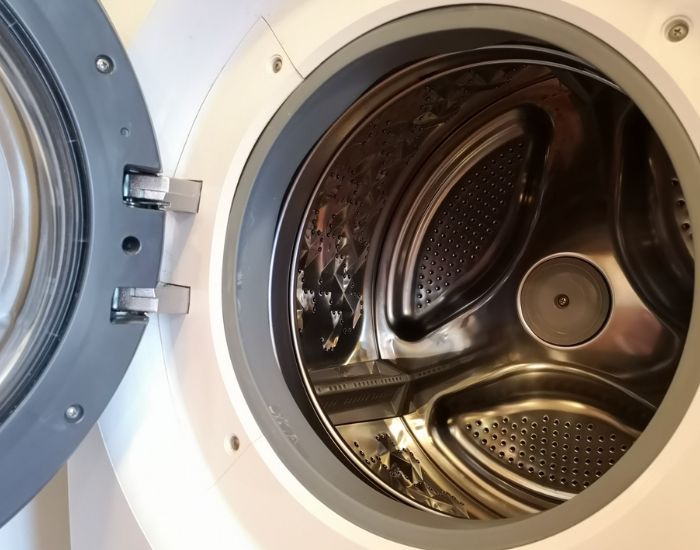 ドラム式洗濯乾燥機の扉を開けている写真