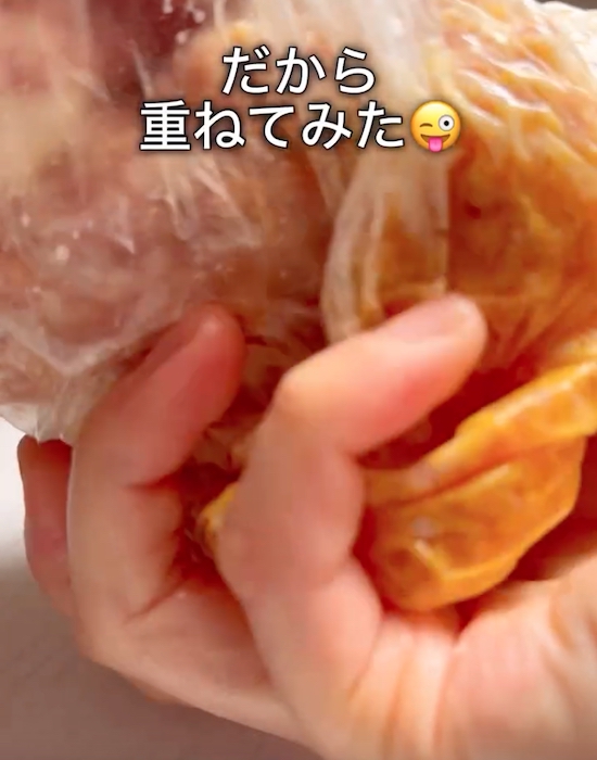 ビニール袋で具材を混ぜる様子