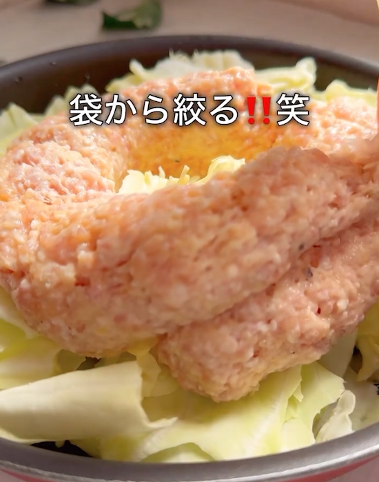 キャベツの上に絞った豚ミンチ