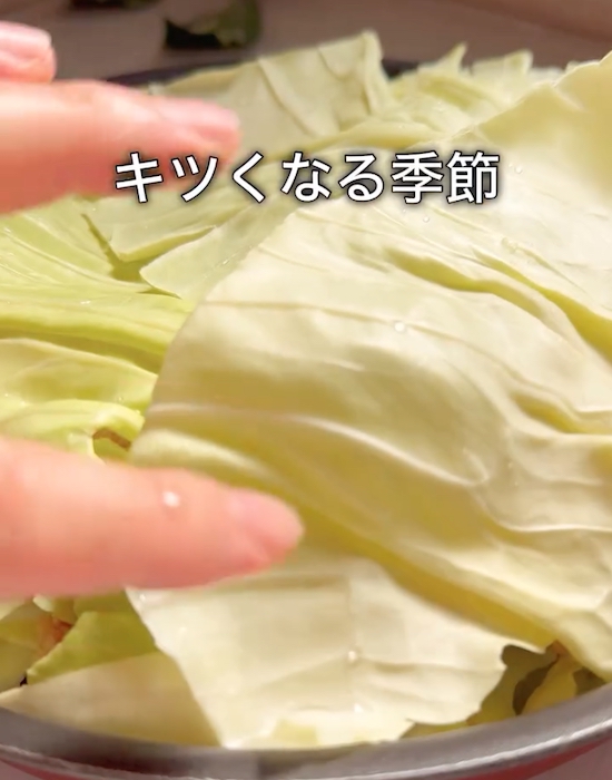 豚ミンチの上にキャベツをのせる様子