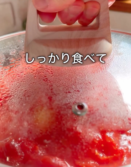 フライパンに蓋をする様子