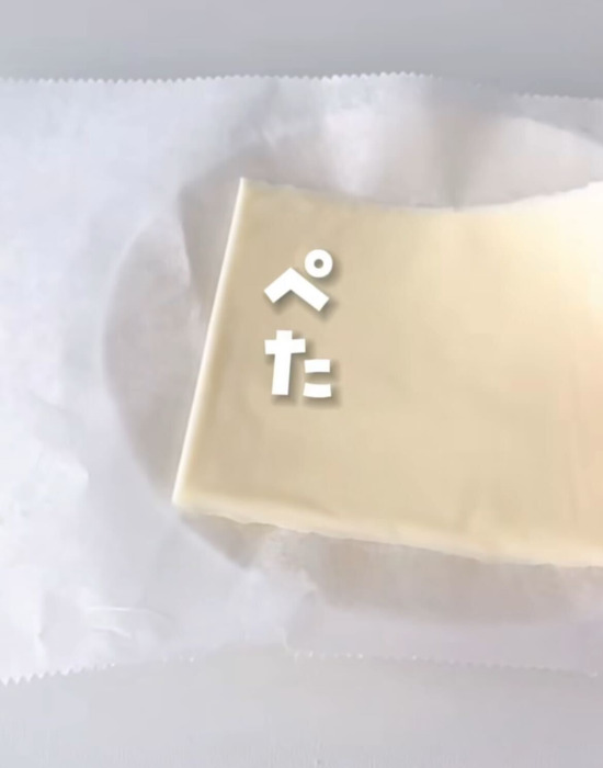 クッキングシートにスライスチーズをのせている様子