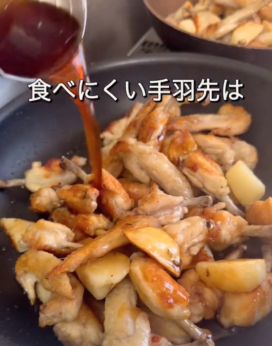 手羽先とジャガイモの入ったフライパンに調味料を入れる様子